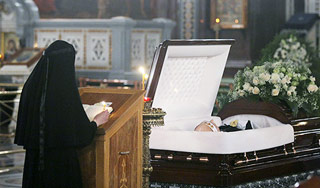 Михалкова отпевают по русскому обычаю Михалкова отпевают по русскому обычаю