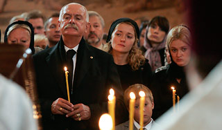 Внучки заплакали на прощании с Михалковым Внучки заплакали на прощании с Михалковым