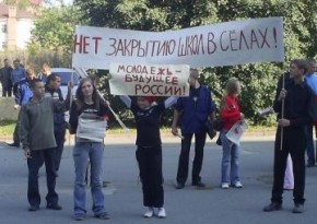 Жители села не дали чиновникам закрыть школу