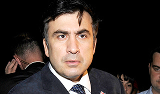 В голову Саакашвили попали ботинком В голову Саакашвили попали ботинком