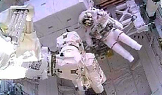 Астронавты вышли в космос из-за бака Астронавты вышли в космос из-за бака