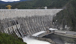 Начинаются выплаты семьям погибших на ГЭС Начинаются выплаты семьям погибших на ГЭС