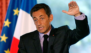 Саркози отбирает себе массовку по росту Саркози отбирает себе массовку по росту