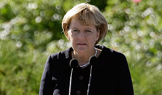 Меркель расследует бомбардировку бензовозов Меркель расследует бомбардировку бензовозов