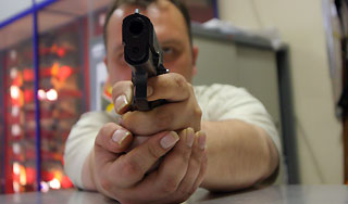 В Москве грабитель выстрелил себе в голову В Москве грабитель выстрелил себе в голову