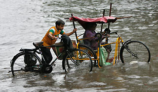 На Нью-Дели обрушилось мощное наводнение На Нью-Дели обрушилось мощное наводнение