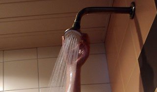 Прием душа угрожает здоровью человека Прием душа угрожает здоровью человека