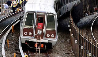 В Бостоне поезд травмировал пассажиров В Бостоне поезд травмировал пассажиров