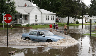 Наводнение убило восемь американцев Наводнение убило восемь американцев