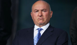 Лужков решил сэкономить на лампочках Лужков решил сэкономить на лампочках