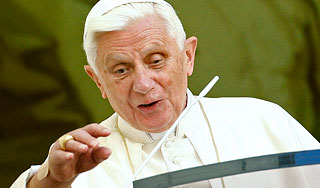 На Папу Римского напал паук На Папу Римского напал паук