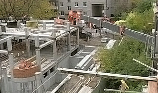 В Екатеринбурге кран рухнул на дом В Екатеринбурге кран рухнул на дом