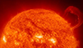 Солнце запустило в Землю протуберанцем Солнце запустило в Землю протуберанцем