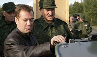 Медведев и Лукашенко приняли парад Медведев и Лукашенко приняли парад