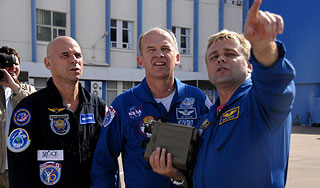 Космонавтов перед стартом натерли спиртом Космонавтов перед стартом натерли спиртом