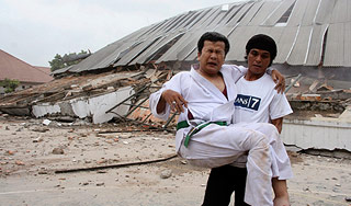 Землетрясение убило десятки жителей Суматры Землетрясение убило десятки жителей Суматры