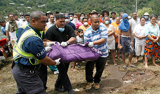 Цунами продолжает убивать индонезийцев Цунами продолжает убивать индонезийцев