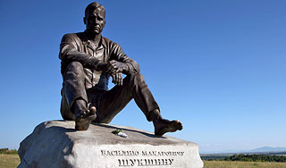 Вандалы осквернили памятник Шукшину Вандалы осквернили памятник Шукшину