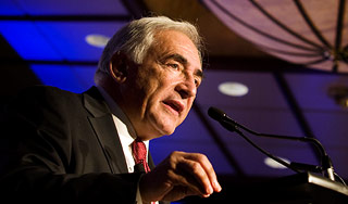 Студент бросил ботинок в главу МВФ Студент бросил ботинок в главу МВФ