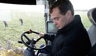 Медведева научили ездить на комбайне Медведева научили ездить на комбайне