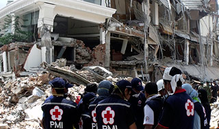 Индонезию потрясло новое землетрясение Индонезию потрясло новое землетрясение