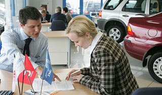 Россияне массово берут льготные автокредиты Россияне массово берут льготные автокредиты