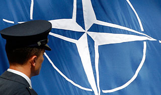 НАТО предложило России укреплять связи НАТО предложило России укреплять связи