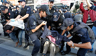 В Турции полиция разогнала антиглобалистов В Турции полиция разогнала антиглобалистов