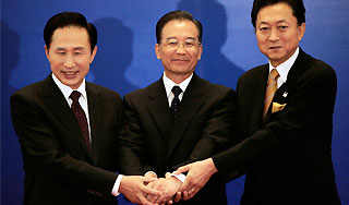 КНДР уговаривают сесть за стол переговоров КНДР уговаривают сесть за стол переговоров