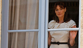 Жена Саркози посещает психоаналитика Жена Саркози посещает психоаналитика