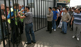 Торговцы требуют открыть Черкизовский рынок Торговцы требуют открыть Черкизовский рынок