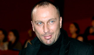 Дмитрий Нагиев живет один в 4-этажном доме Дмитрий Нагиев живет один в 4-этажном доме