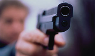 Водитель выстрелил в лицо пешеходу Водитель выстрелил в лицо пешеходу