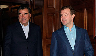 Рахмон приехал в Россию просить денег Рахмон приехал в Россию просить денег