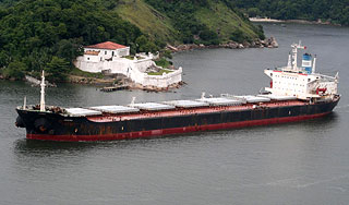 Пираты угрожают убить украинских моряков Пираты угрожают убить украинских моряков