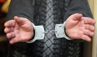 Мошенник в наручниках сбежал из суда Мошенник в наручниках сбежал из суда