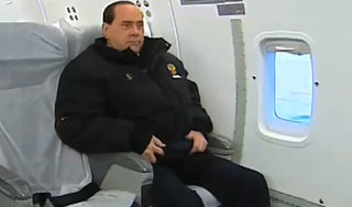 Берлускони сел за штурвал самолета-амфибии Берлускони сел за штурвал самолета-амфибии