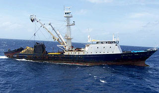 Пираты везут 23 российских моряков в Сомали Пираты везут 23 российских моряков в Сомали