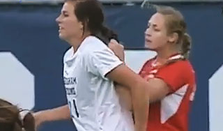 Футболистка избила соперниц во время матча Футболистка избила соперниц во время матча