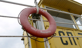 Российский траулер тонет в Беринговом море Российский траулер тонет в Беринговом море