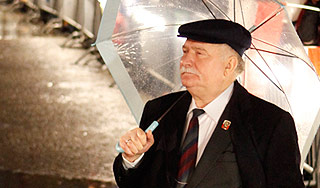 Немецкий журналист упал на Леха Валенсу Немецкий журналист упал на Леха Валенсу