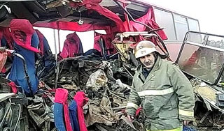 КамАЗ протаранил пассажирский "Икарус" КамАЗ протаранил пассажирский "Икарус"