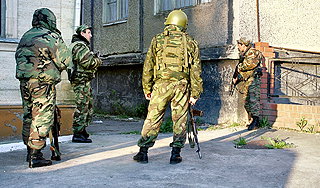 Подполковник ФСИН ранил в жену и ОМОН Подполковник ФСИН ранил в жену и ОМОН