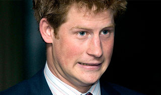 Принц Гарри оплатил бутылку пива поцелуем Принц Гарри оплатил бутылку пива поцелуем