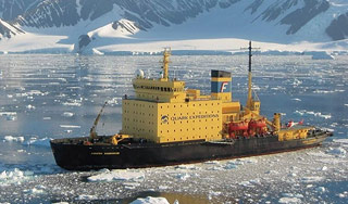 "Капитан Хлебников" освобождается ото льда "Капитан Хлебников" освобождается ото льда