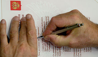 Думе предложили убрать Бога из гимна России Думе предложили убрать Бога из гимна России