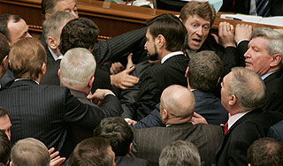 Депутаты украинской Рады устроили потасовку Депутаты украинской Рады устроили потасовку