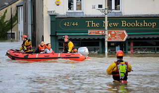 Наводнение лишило крова сотни британцев Наводнение лишило крова сотни британцев