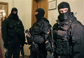 Лестницу в администрации Брянской области заняли автоматчики