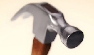 Россиянин избил молотком иностранца Россиянин избил молотком иностранца